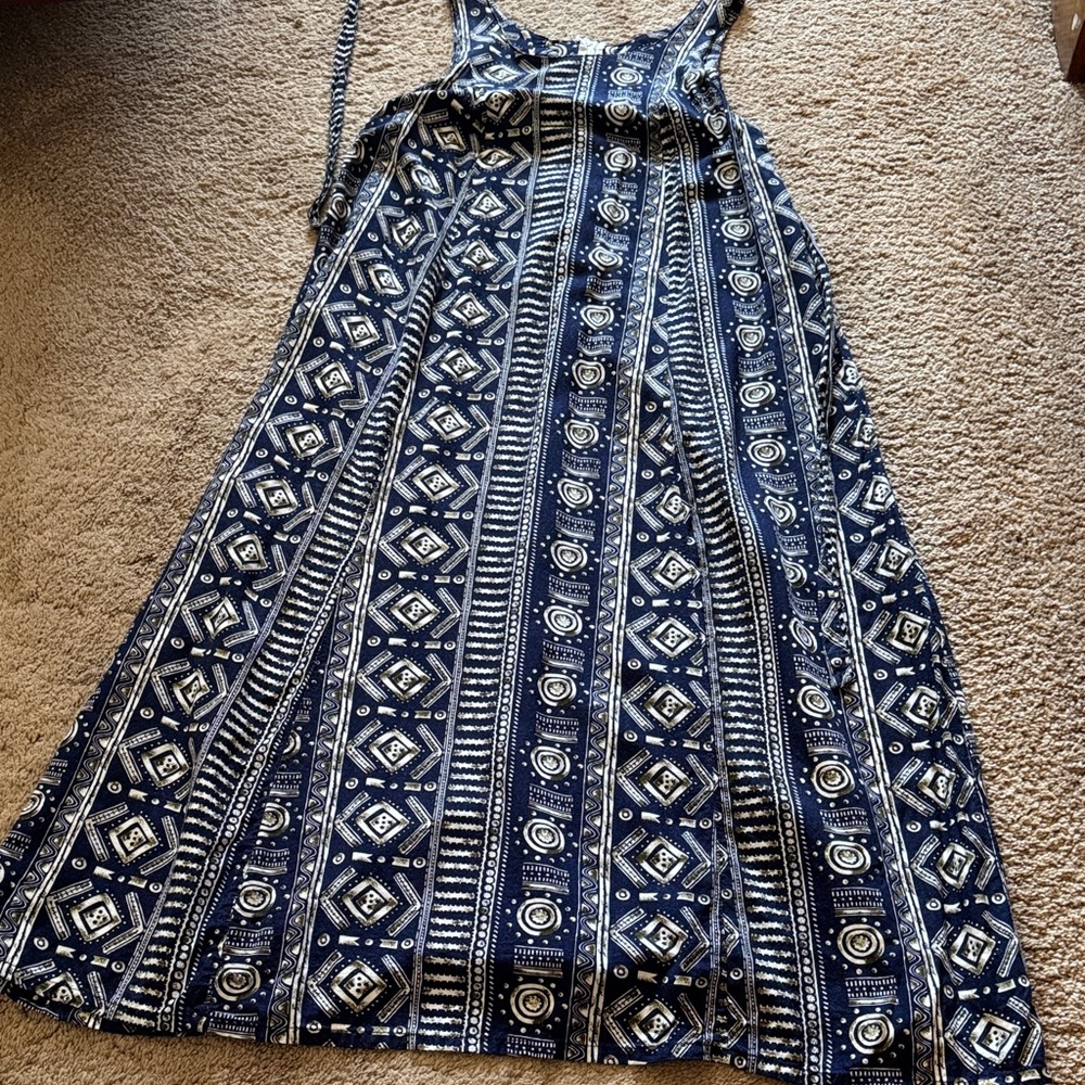 Vintage Blue and White Sleeveless Patterned Maxi Dress with Scoop Neck. - Picture 5 of 10